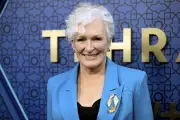 Glenn Close inmortaliza su legado con huellas en el Teatro Chino de Hollywood