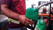 Gobierno y gasolineros pactan tope a precios de gasolina y diésel en México