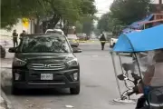 Hombre dispara al aire frente a escuela en Monterrey