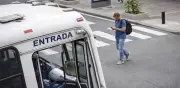 Hombre muere atropellado por autobús en Guayaquil tras usar celular en la calle