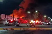 Incendio de 5 horas consume bodega de reciclaje en Nuevo León