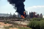 Incendio en Tula: Pemex asegura que es solo humo, pero bomberos combaten fuego real