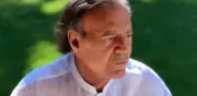 Julio Iglesias publica chats íntimos con exempleada para contrarrestar acusaciones de abuso sexual