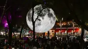 Luna gigante de Reforma se desinfla por falla eléctrica, causando sorpresa en CDMX