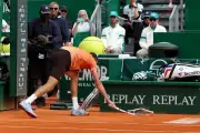 Medvedev recibe multa por destrozar su raqueta en un partido de tenis