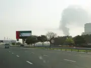 Misil Iraní Impacta Puerto de EAU: 4 Heridos e Incendio en Khor Fakkan