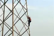 Mujer protesta en torre de alta tensión en CDMX