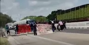 Normalistas de Campeche bloquean carretera Campeche-Mérida; exigen apoyo a Layda Sansores