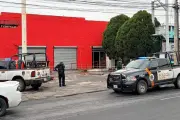 Pistolero irrumpe en restaurante y asesina a un hombre en ataque violento