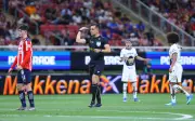 Polémica Arbitral en Chivas vs Pumas: Exárbitros Divididos por Penal del VAR