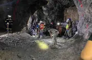 Rescatan con vida a segundo minero atrapado en Sinaloa tras 13 días