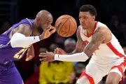 Rockets ponen en aprietos a Lakers en emocionante partido