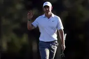 Rory McIlroy lidera con récord en el Masters; Abraham Ortiz no supera el corte
