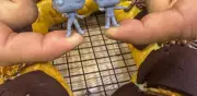 Rosca de Reyes con figuras de Stranger Things en Nuevo León
