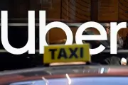 Semovi amenaza con suspender concesiones a taxis por competencia con Uber