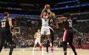 Spurs sufren costosa derrota en casa ante Trail Blazers que empatan la serie