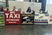Taxistas bloquean AICM en protesta por app