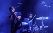 The Strokes proyecta mensajes políticos en Coachella 2026: protesta contra racismo y guerra