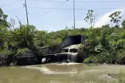 Tiran aguas negras al río Santa Catarina en NL