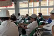 Toman clase con casco: temen derrumbe en escuela de Morelos