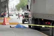 Tragedia en carretera: hombre muere arrollado por tráiler tras limpiar parabrisas