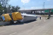 Trailer se Volcó en Puente de la Concordia: Tráfico Colapsado y Emergencia Vial