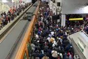 Usuarios del Metro enfrentan retrasos críticos en el sistema de transporte