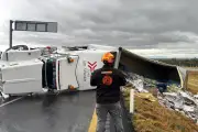 Vehículo vuelca en la autopista a Laredo; conductor sale con golpes menores