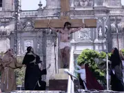 Viacrucis Histórico Llena el Zócalo Capitalino en Viernes Santo con Representación de la Pasión