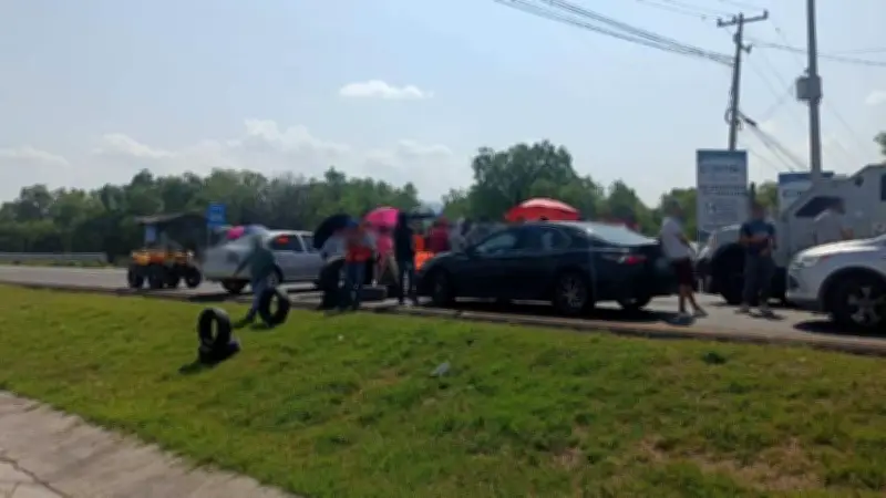 24 horas de bloqueo en carretera 57 por falta de agua en La Versolilla