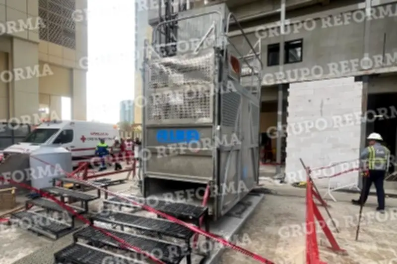 7 lesionados al desplomarse elevador en construcción de San Pedro