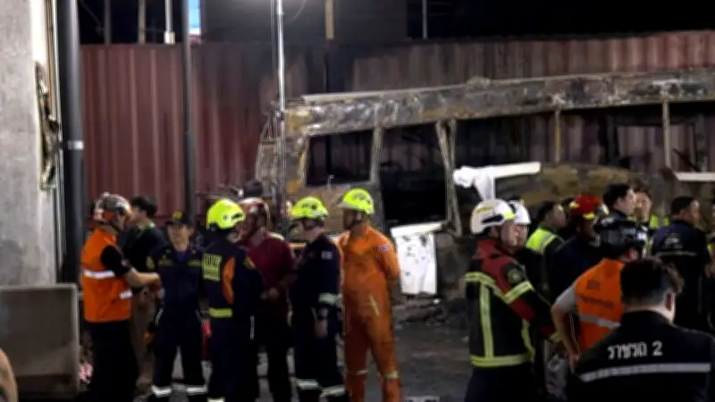 8 muertos en Bangkok al chocar tren con autobús