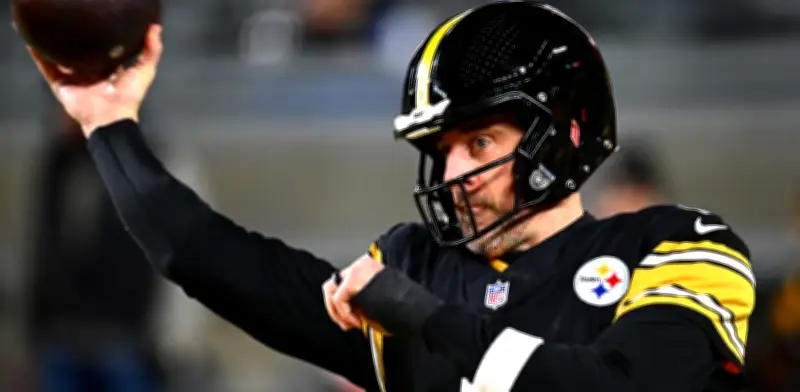 Aaron Rodgers firma extensión de un año con los Steelers para 2026