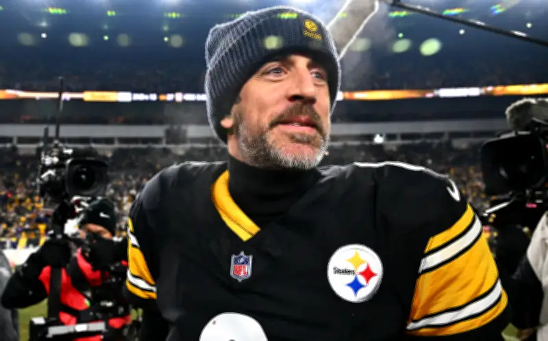 Aaron Rodgers firma por un año más con los Steelers de Pittsburgh