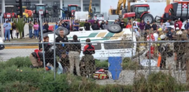 Accidente en Pachuca: choque de combi y camioneta deja un muerto y 17 heridos