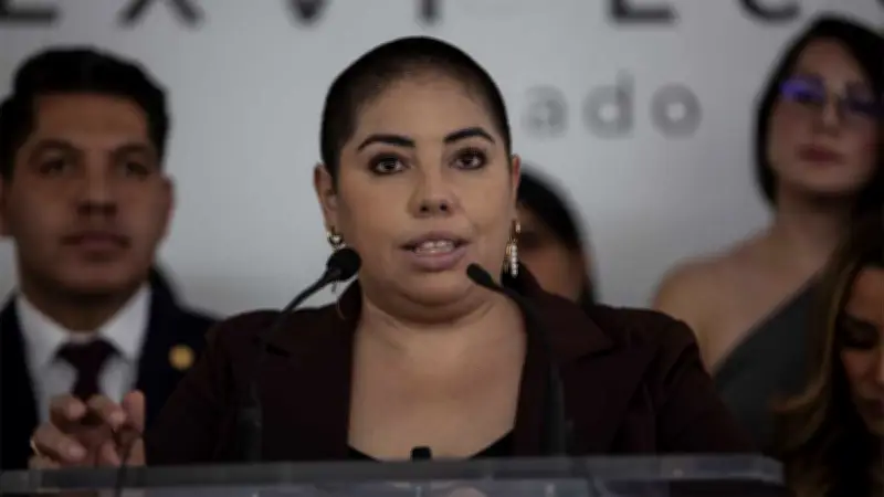 Activista denuncia a VivaAerobus por discriminación en vuelo