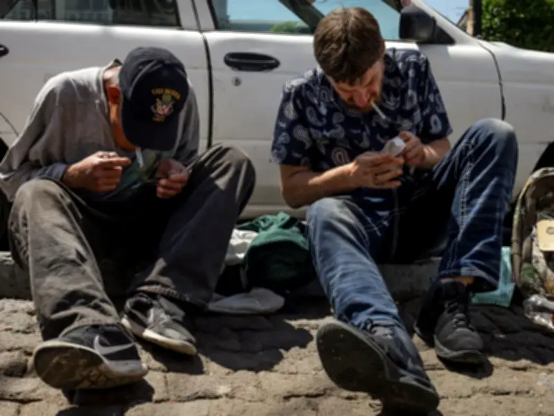 Adictos de EU cruzan a México por droga más barata