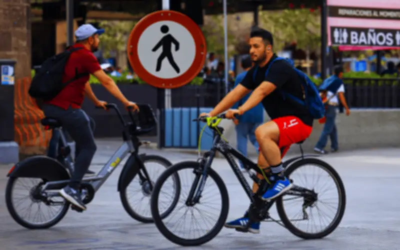Adiós al auto: 43% de tapatíos viaja a pie, revela estudio