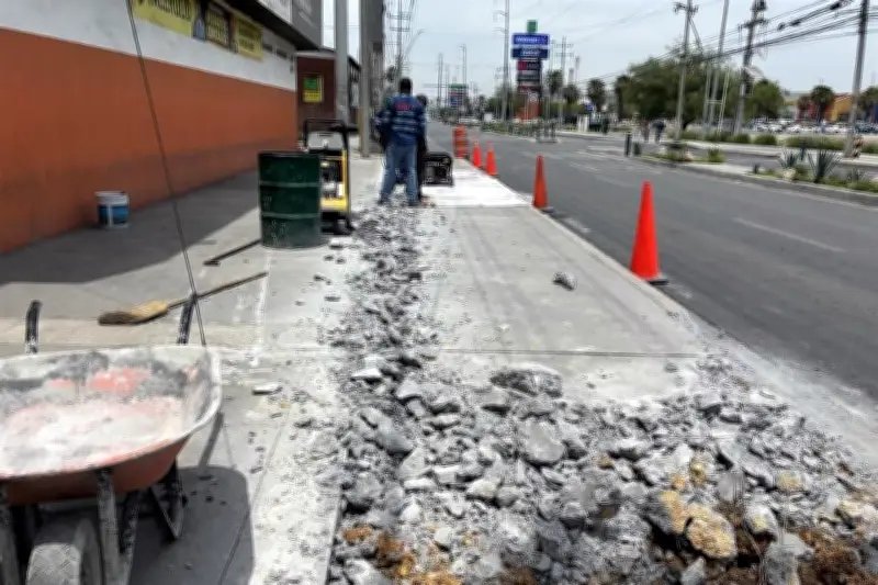 Adrián retira banqueta ampliada por Colosio en Monterrey