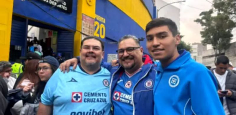 Aficionado emigró por trabajo y encontró el amor de su vida con Cruz Azul