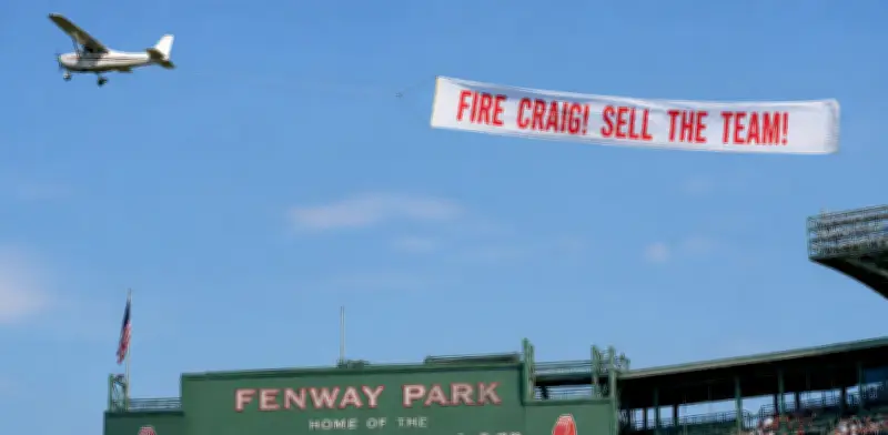 Aficionados de Boston sobrevuelan Fenway Park con pancarta de protesta
