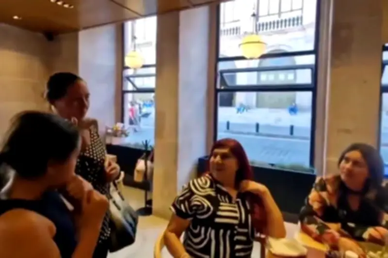 Agricultores expulsan a morenista de restaurante en CDMX