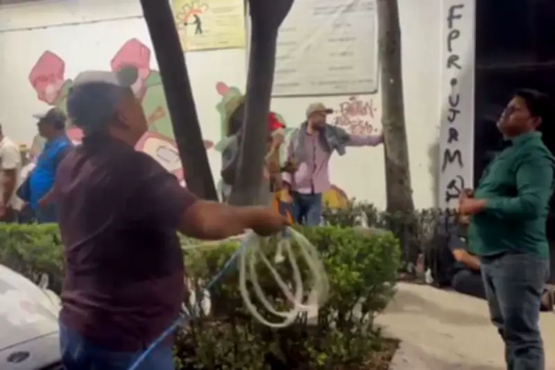 Agricultores instalan plantón en espera de reunión con Sader