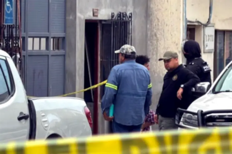 Albañil encuentra osamenta humana al excavar en casa de Monterrey
