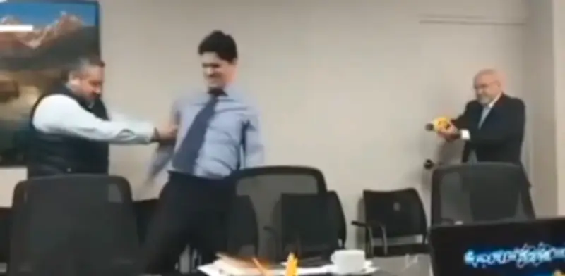 Alcalde peruano ataca con pistola eléctrica a su asesor en video viral
