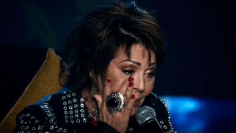 Alejandra Guzmán se quiebra al cantar tributo a Silvia Pinal