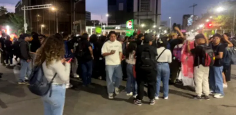 Alumnos IPN exigen renuncia del director en marcha masiva