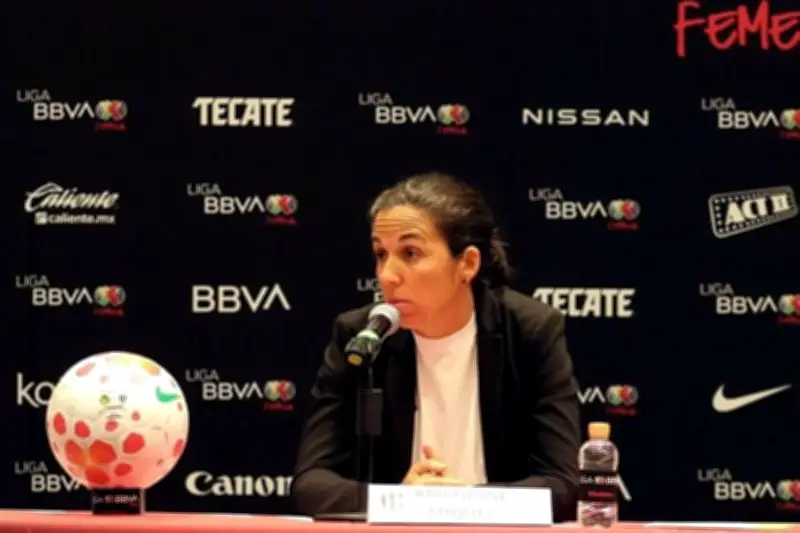 Amandine pide apoyo de afición rayada y lanza indirecta