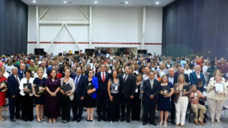 Américo Villarreal reconoce a 183 docentes con 40 años de servicio