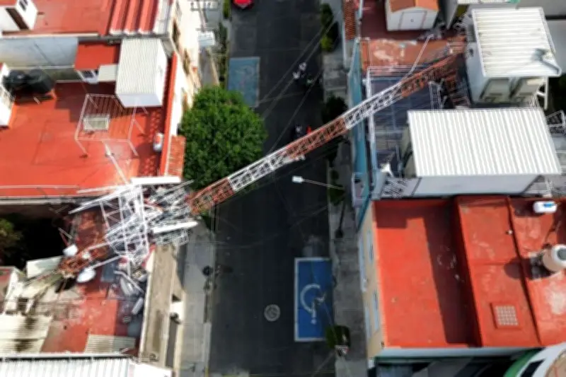 Antena cae sobre viviendas en GAM: daños y evacuaciones